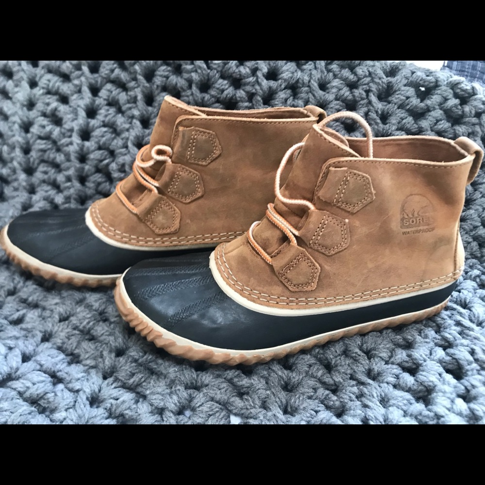 Womens Sorel “out and about” leather duck boots